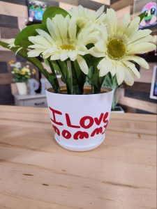 A decorated flower pot that says "I love mommy"
